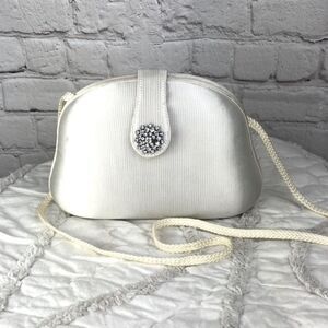 La Regale Ltd. Vtg clam shell evening bag